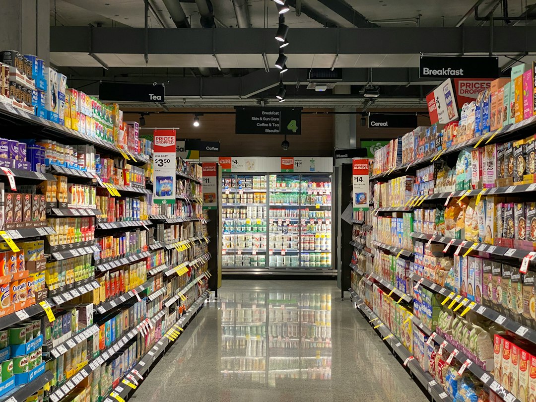 Corsia di un supermercato con scaffali di prodotti alimentari, foto di repertorio