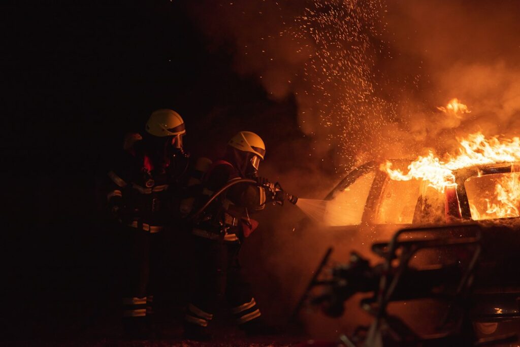 Castelnuovo Rangone, incendio in via Gavidole: distrutti mezzi e attrezzature, nessun ferito