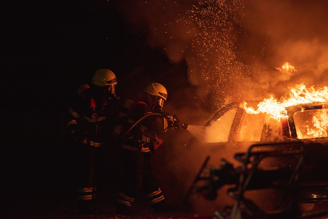 Vigili del fuoco durante un intervento antincendio, immagine di repertorio